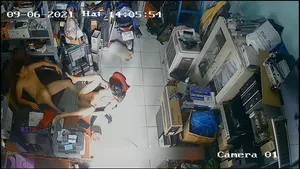 Bà xã ông chồng nện nhau trong của cậu bé máy tính