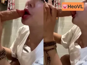 Vào nhà tắm thẩm du liếm cậu bé giả