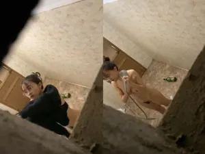 Quay lén người tình vú đẹp tắm, khe cô bé chảy nước ròng ròng