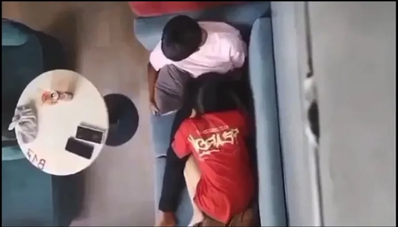 Quay lén eny mút bú cho con ghệ nơi công cộng