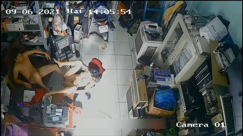 Bà xã ông chồng nện nhau trong của cậu bé máy tính